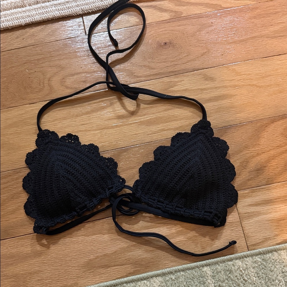 NWOT Abercrombie & Fitch Crochet Triangle Bikini Top in black Size M
